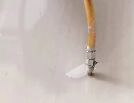 八步瓷砖空鼓维修公司专业解答在瓷砖铺贴过程中，如果使用的砂料过粗（如全部使用了粗砂），可能会导致以下问题