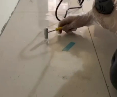 八步瓷砖开裂维修公司专业分享瓷砖在铺贴前如果没有沥干水分，将会导致以下问题