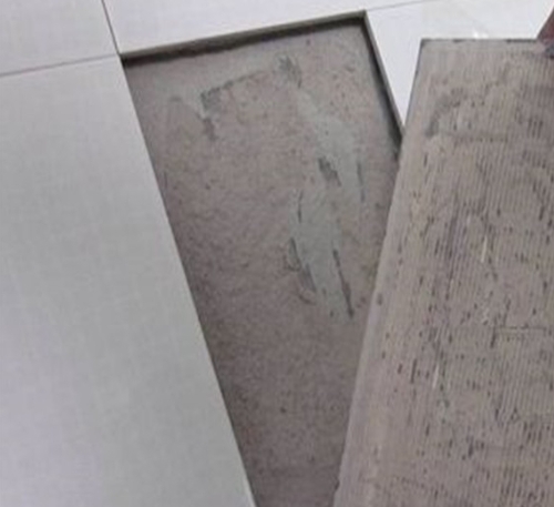 八步瓷砖空鼓维修公司分享瓷砖铺贴时如果打浆（即涂抹在瓷砖背面和基层上的砂浆或瓷砖胶）过少，会带来以下问题